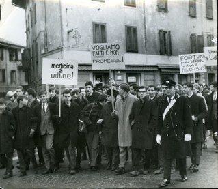 Giovani manifestano per chiedere Medicina a Udine.jpg